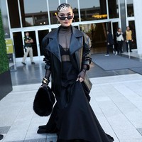 Berada di antara para selebriti internasional seperti John Legend, Chrissy Teigen, Priyanka Chopra, dan atlet Eileen Gu, Agnez memanfaatkan kesempatan tersebut dengan bergaya maksimal. Aura pop star penyanyi sekaligus aktris 39 tahun ini sukses terpancar berkat balutan busana serba hitam yang bold. (Foto: Chad Salvador/WWD via Getty Images)