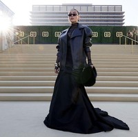Look andalan Agnez terdiri dari oversized leather jacket yang membungkus atasan menerawang dan bra top. Bawahan berupa rok megar berstruktur yang arsitektural menciptakan kesan dramatis. (Foto: Rodin Eckenroth/Getty Images for Gold House)