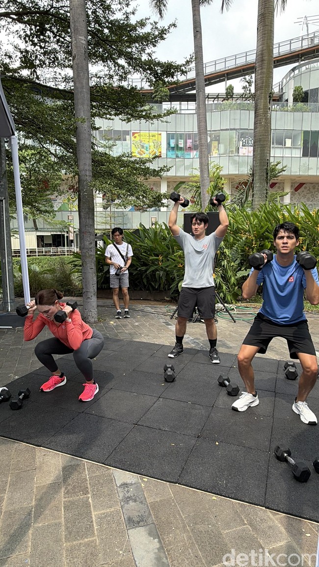 Kontras dari Luna, Maxime memakai kaus biru dan celana training pendek hitam. Pilihan untuk warna sneakers-nya juga netral, yakni putih.  (Foto: Daniel Ngantung/detikcom)