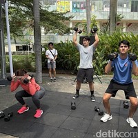 Kontras dari Luna, Maxime memakai kaus biru dan celana training pendek hitam. Pilihan untuk warna sneakers-nya juga netral, yakni putih.  (Foto: Daniel Ngantung/detikcom)