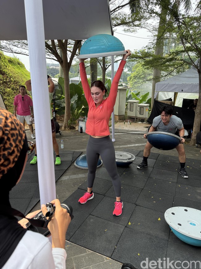 Menu HIIT yang mereka harus lalui di antaranya slam ball, VIPR (cardio), dumbell squad. Panas matahari siang membuat latihan ini kian terasa menantang. (Foto: Daniel Ngantung/detikcom)