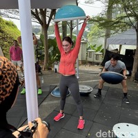 Menu HIIT yang mereka harus lalui di antaranya slam ball, VIPR (cardio), dumbell squad. Panas matahari siang membuat latihan ini kian terasa menantang. (Foto: Daniel Ngantung/detikcom)