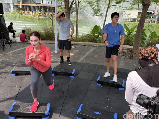 Latihan HIIT kali ini terdiri dari sejumlah gerakan yang harus dilalui lebih dari dua kali. Hawa panas tak mengurangi semangat mereka untuk melakoni sesi yang diadakan diadakan di luar ruangan saat siang hari itu. (Foto: Daniel Ngantung/detikcom)