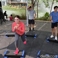 Latihan HIIT kali ini terdiri dari sejumlah gerakan yang harus dilalui lebih dari dua kali. Hawa panas tak mengurangi semangat mereka untuk melakoni sesi yang diadakan diadakan di luar ruangan saat siang hari itu. (Foto: Daniel Ngantung/detikcom)