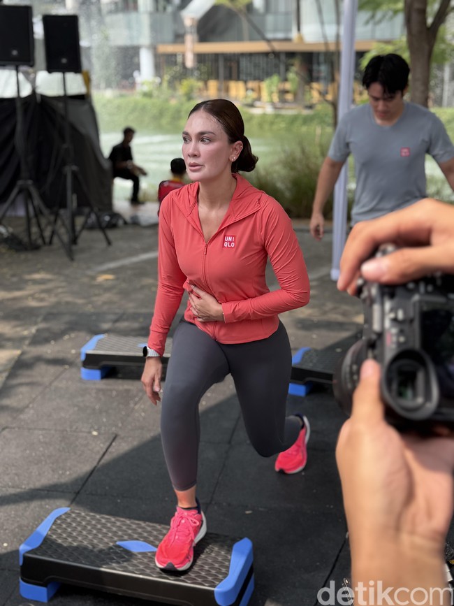 Untuk olahraga intensitas tinggi itu, Luna mengenakan jaket berwarna peach kemerahan yang dipadu dengan celana legging hitam. Sneakers yang dipilih senada dengan warna atasannya. (Foto: Daniel Ngantung/detikcom)