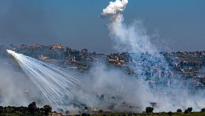 An explosion of what appears to be white phosphorus fired by the IDF on the Lebanese side of the Israel-Lebanon border as seen from the Israeli side of the border, May 10, 2026. REUTERS/Ayal Margolin ISRAEL OUT. NO COMMERCIAL OR EDITORIAL SALES IN IS