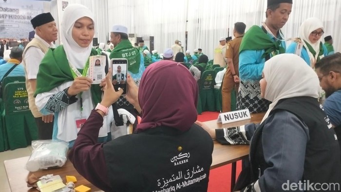 Jemaah haji Aceh saat mengaktifkan kartu nusuk di Asrama Haji Kelas 1 Aceh (Agus Setyadi/detikSumut)