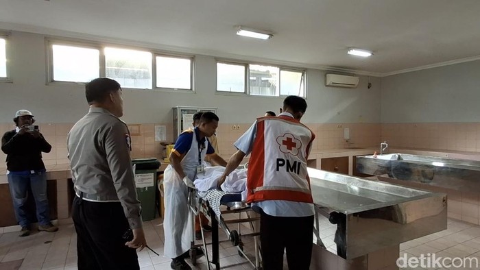 Jenazah pejalan kaki yang tewas ditabrak pikap saat dievakuasi ke rumah sakit