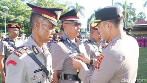 Kapolres Bima AKBP Muhammad Anton Bhayangkara Gaisar mempimpin upacara sertijab 4 Kasat dan 2 Kapolsek di Mapolres Bima, Senin (11/5/2026).