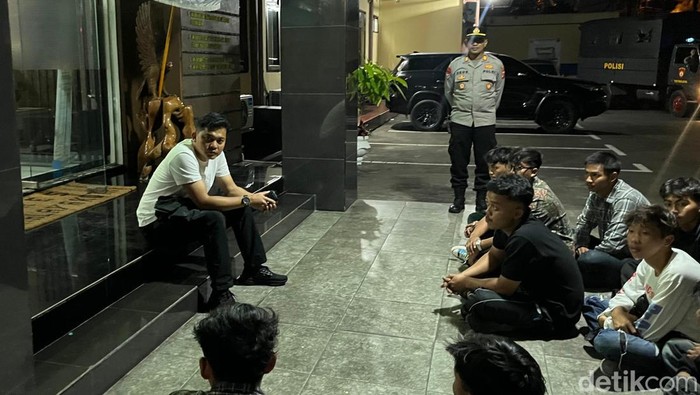 Kapolres Tasikmalaya Kota AKBP Andi Purwanto saat membina remaja yang diamankan saat konvoi bobotoh.