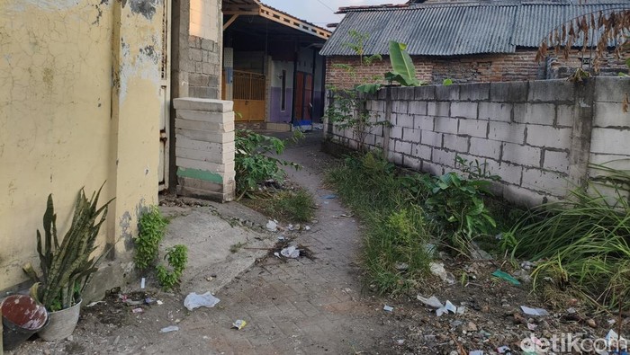 Lokasi penyiraman oli bekas dan pembuangan makanan basi oleh Masriah