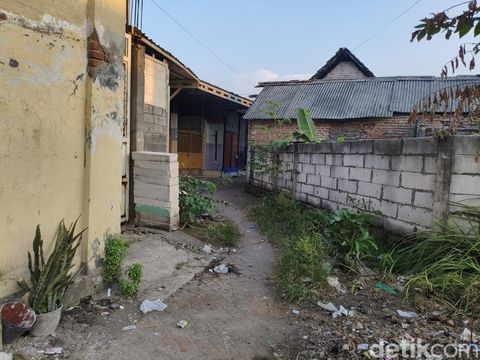 Kawasan rumah Masriah di Sidoarjo Lokasi penyiraman oli bekas dan pembuangan makanan basi oleh Masriah