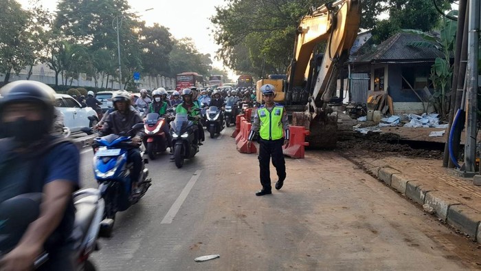 Kemacetan terjadi di Jalan TB Simatupang, Jakarta Selatan (Jaksel) pagi ini. Kemacetan imbas adanya proyek galian. (Dok TMC Polda Metro Jaya).