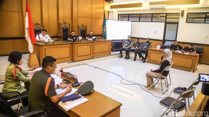 Sidang lanjutan kasus dugaan pembunuhan Kepala Cabang BRI Cempaka Putih, Muhammad Ilham Pradipta, digelar di Pengadilan Militer II-08 Jakarta Timur, Senin (11/5/2026). Ruang sidang dipenuhi pengunjung dan keluarga korban yang mengikuti jalannya persidangan.