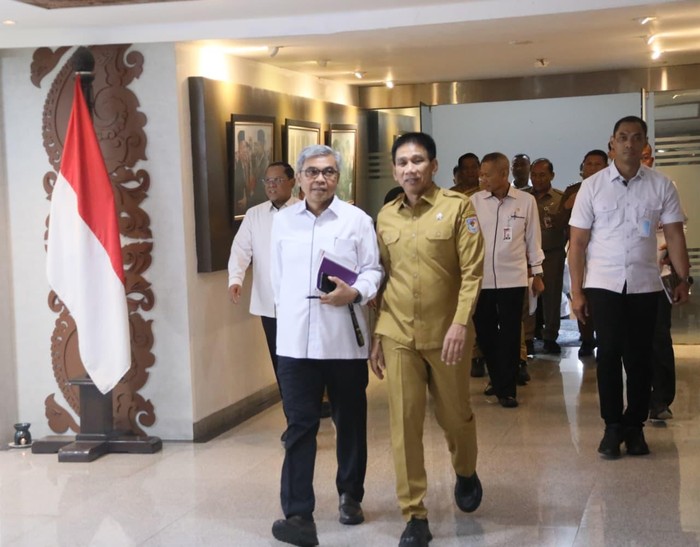 Ketua KPK Setyo Budiyanto bersama Wamendagi Akhmad Wiyagus (dok. Kemendagri)