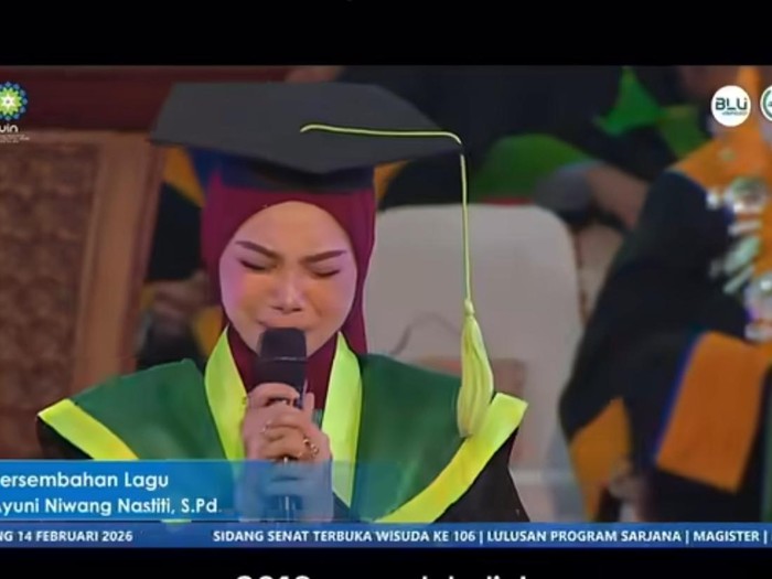 Kisah haru wisudawati bangkit melawan penyakit meningitis dan TB abdomen. Sempat kesulitan mengingat, ia berjuang belajar dari nol hingga sukses meraih gelar.