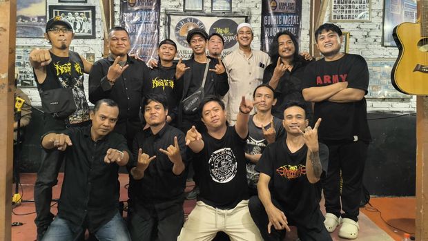 Komunitas band metal mengikuti pengajian. Nuansa musik gothic berpadu dengan lirik Islami. Ini cara mereka belajar agama.