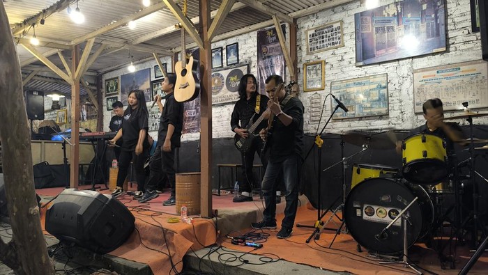 Komunitas band metal mengikuti pengajian. Nuansa musik gothic berpadu dengan lirik Islami. Ini cara mereka belajar agama.
