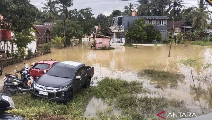 Kondisi banjir di Kendari, Sulawesi Tenggara. (ANTARA/La Ode Muh Deden Saputra)