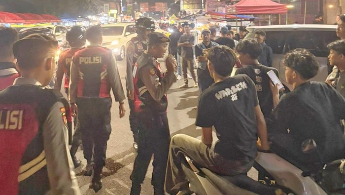 Kondisi Bundaran Galuh Mas usai polisi terjun amankan bentrokan suporter