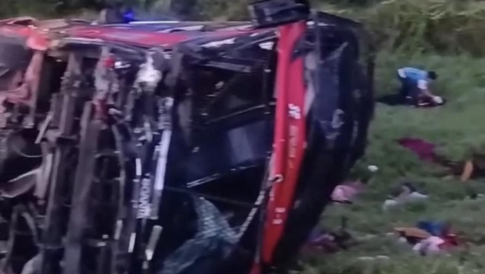 Kondisi bus Halmahera yang kecelakaan di Tol Sergai. (Istimewa)