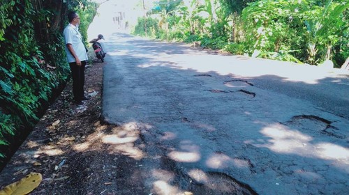 Kondisi ruas jalan Sidemen-Klungkung yang mengalami kerusakan parah dan sering sebabkan kecelakaan, Senin (11/5/2026) (foto: dok. Camat Sidemen)