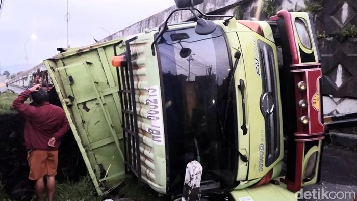 Kondisi truk muat batubara yang terjun bebas dari Flyover Kretek Paguyangan Brebes, Senin (11/5/2026).
