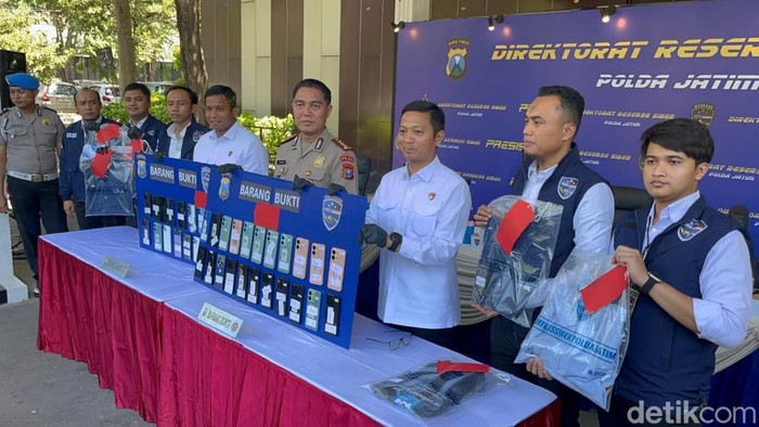 Konferensi pers pengungkapan jual beli mobil dengan skema segitiga di Polda Jatim