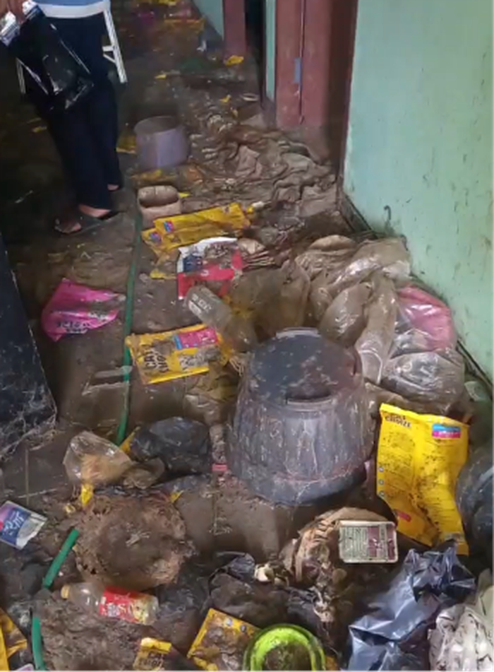 Kontrakan penuh sampah dan bangkai kucing di Bekasi.