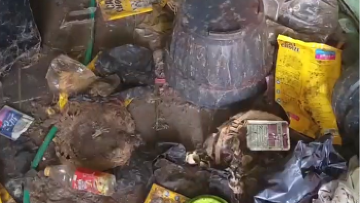 Kontrakan penuh sampah dan bangkai kucing di Bekasi.