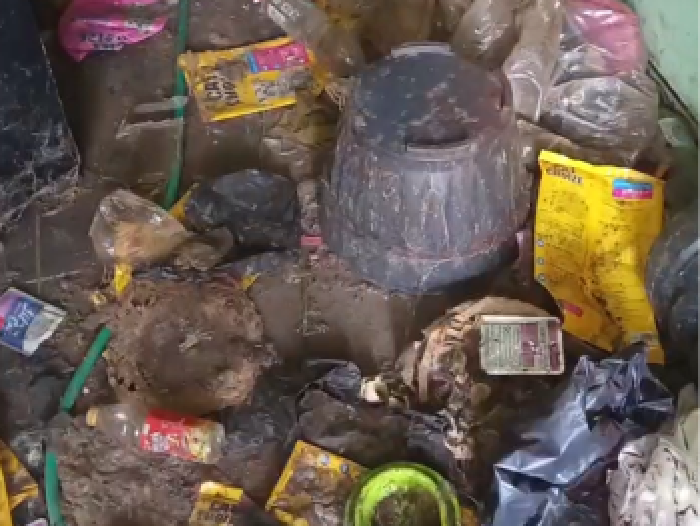 Kontrakan penuh sampah dan bangkai kucing di Bekasi.