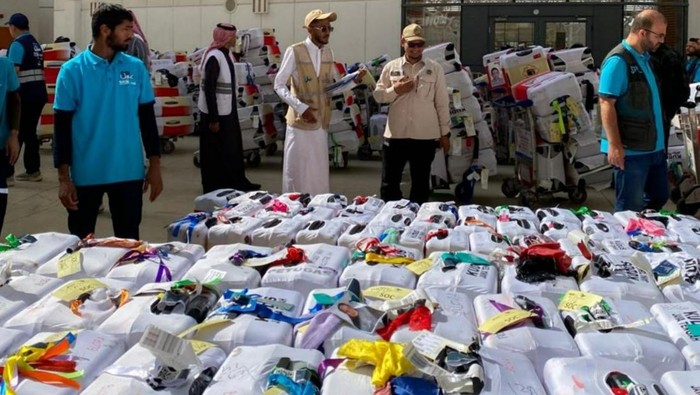 Koper jemaah haji RI dibongkar petugas X-Ray di Bandara KAIA Jeddah, Senin (11/5/2026).