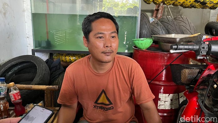 Kepala mekanik bengkel, Ahing saat diwawancarai.