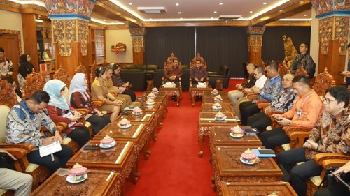 Kunjungan kerja pejabat BI Bali dan Sumut di ruang kerja Bupati Gianyar, Senin (11/5/2026). (Dok Pemkab Gianyar)
