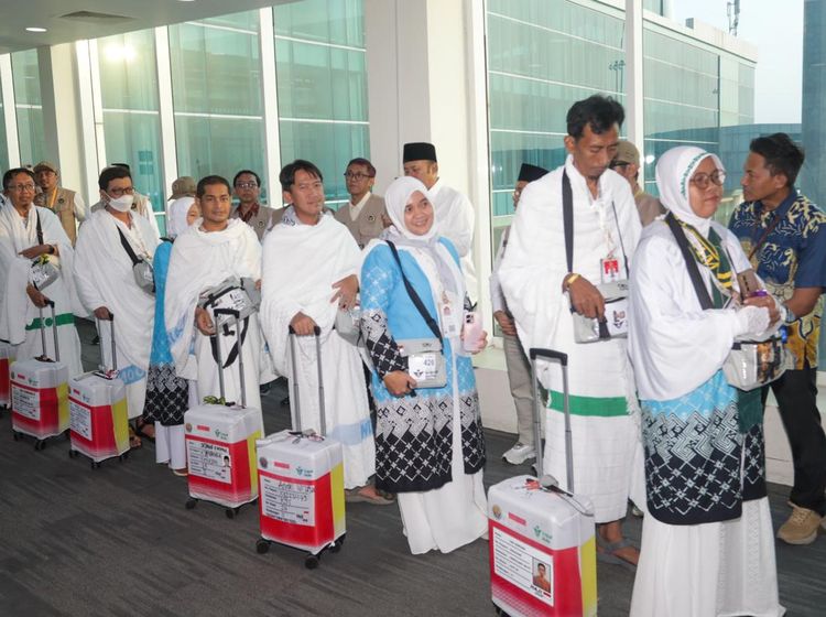 Lepas Jemaah Haji KJT-24 di Kertajati, Waka DPR Apresiasi Layanan