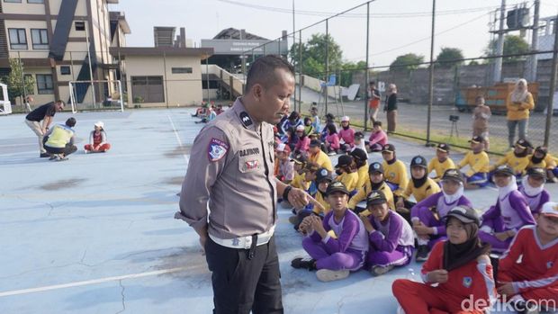 Lomba Polisi Cilik Jawa Timur 35 pelajar Sekolah Dasar terpilih kini menjalani pembinaan intensif setelah lolos seleksi dari total 480 peserta se-Kabupaten Sidoarjo.