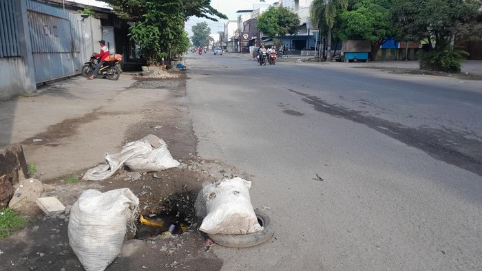Lubang-lubang menganga di Jalan Bhayangkara, Medan. (Rechtin Hani Ritonga/detikSumut)