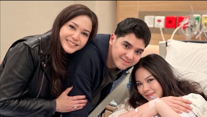 Maia Estianty dan Irwan Mussry menjenguk baby Soleil