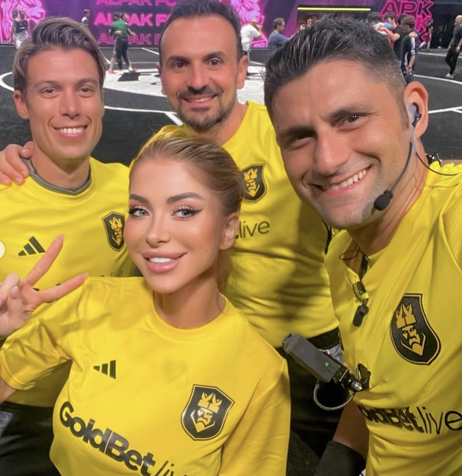 “Semua atasan saya mengatakan, ‘Kamu harus kurang menonjol, kamu terlalu menarik perhatian,’” ujarnya kepada media Italia Quotidiano Sportivo.  Foto: dok. Instagram @manuelanicolosi_arbitra