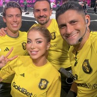 “Semua atasan saya mengatakan, ‘Kamu harus kurang menonjol, kamu terlalu menarik perhatian,’” ujarnya kepada media Italia Quotidiano Sportivo.  Foto: dok. Instagram @manuelanicolosi_arbitra