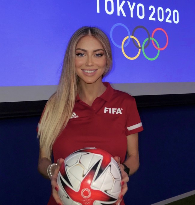 Manuela Nicolosi adalah wasit asal Italia yang populer karena kecantikannya. Wanita 45 tahun itu pernah viral setelah menjadi asisten wasit di final Piala Super Eropa 2019 antara Liverpool dan Chelsea. Manuela buka suara soal perannya sebagai wasit dan penampilannya yang kerap jadi perbincangan.  Foto: dok. Instagram @manuelanicolosi_arbitra