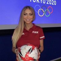 Manuela Nicolosi adalah wasit asal Italia yang populer karena kecantikannya. Wanita 45 tahun itu pernah viral setelah menjadi asisten wasit di final Piala Super Eropa 2019 antara Liverpool dan Chelsea. Manuela buka suara soal perannya sebagai wasit dan penampilannya yang kerap jadi perbincangan.  Foto: dok. Instagram @manuelanicolosi_arbitra