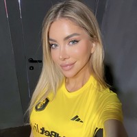 Selama kariernya, Manuela telah memimpin lebih dari 200 pertandingan profesional, baik di sepak bola pria maupun wanita. Namun di balik kariernya, Manuela mengaku pernah dikritik karena penampilannya yang dinilai glamour. Foto: dok. Instagram @manuelanicolosi_arbitra