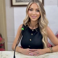 “Tapi ketika mereka menghentikan saya hanya karena bilang saya terlalu mencolok, itu masalah besar. Saya meninggalkan Italia saat usia 20 tahun karena sadar mereka tidak benar-benar menginginkan wasit perempuan. Mereka membiarkanmu mencapai level tertentu, lalu mulai menghambatmu dengan berbagai cara,” lanjutnya. Foto: dok. Instagram @manuelanicolosi_arbitra
