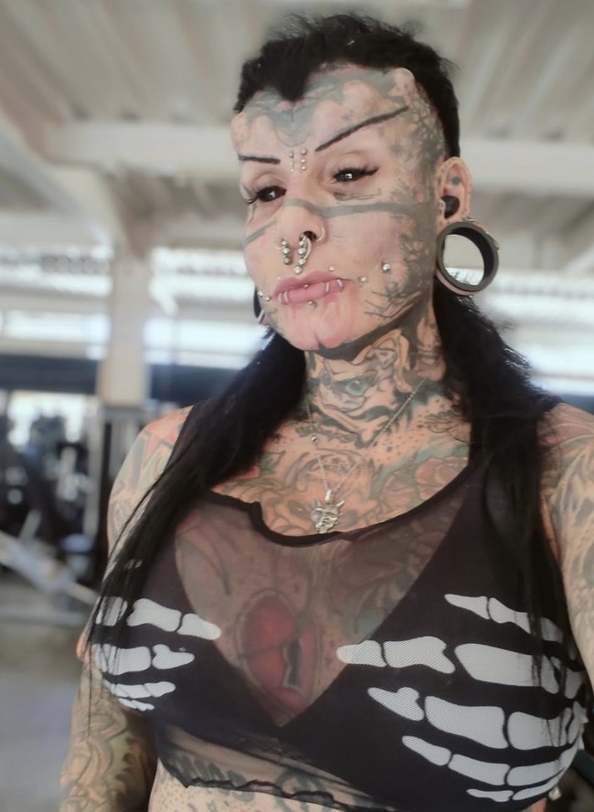 Meski dikenal berani tampil berbeda, María justru memberi peringatan kepada anak muda agar tidak gegabah mengikuti tren modifikasi tubuh permanen. Dalam wawancara di kanal YouTube Guinness World Records, María mengatakan bahwa keputusan melakukan tato dan modifikasi tubuh harus dipikirkan matang-matang karena sifatnya tidak bisa diubah kembali. Foto: dok. Instagram @marycristerna_la_mujer_vampiro