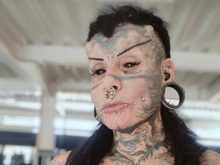 Penampakan Wanita Dijuluki Vampir di Dunia Nyata, Tatoan hingga Lidah Terbelah