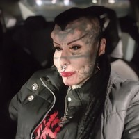 María pertama kali membuat tato saat berusia 14 tahun. Ia menyebut prosedur paling menyakitkan yang pernah dijalaninya adalah pemasangan implan di lengan dan tato pada bola mata. María juga masih terus ingin menjalani modifikasi tubuh baru. Foto: dok. Instagram @marycristerna_la_mujer_vampiro