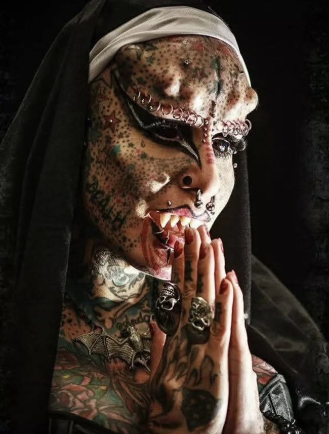 Maria Jose Cristerna menyebut dirinya sebagai ‘vampir di dunia nyata’ karena penampilannya yang ekstrem. Wanita asal Meksiko itu memiliki sekitar 50 modifikasi tubuh, mulai dari tato hampir di seluruh tubuh, implan di dahi dan lengan, hingga lidah yang dibelah. Foto: dok. Instagram @marycristerna_la_mujer_vampiro