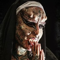 Maria Jose Cristerna menyebut dirinya sebagai ‘vampir di dunia nyata’ karena penampilannya yang ekstrem. Wanita asal Meksiko itu memiliki sekitar 50 modifikasi tubuh, mulai dari tato hampir di seluruh tubuh, implan di dahi dan lengan, hingga lidah yang dibelah. Foto: dok. Instagram @marycristerna_la_mujer_vampiro