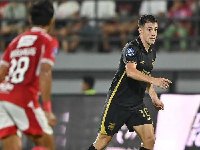 Mariano Peralta saat berhadapan denfan pemain Bali United. (dok Bali United)